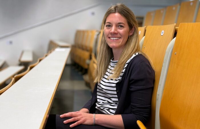 LiS_Lena_imHoersaal_Universitaet_Uniklinik Jena_Rechte_Carsten Waldbauer Menschen im Autismus-Spektrum haben Träume wie wir alle: die große Liebe finden, im Beruf ankommen, Freundschaften schließen. Doch ihr Weg dorthin ist oft voller Hürden – wie bei Sebastian, Lena und Diane.