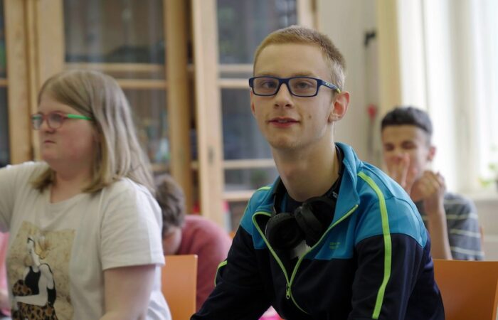 Paul 17 Sehbehinderung, kognitive Einschränkungen und eine schwierige Kindheit.